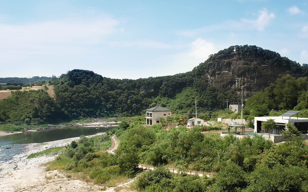 좌상바위강변마을